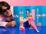 Barbie Signature gestylt af Andrew Mukamal Modepuppe, Sammlerstück med 3 Looks für Day and Abend sowie Accessoires, inclusie mit Ständer, JBH81