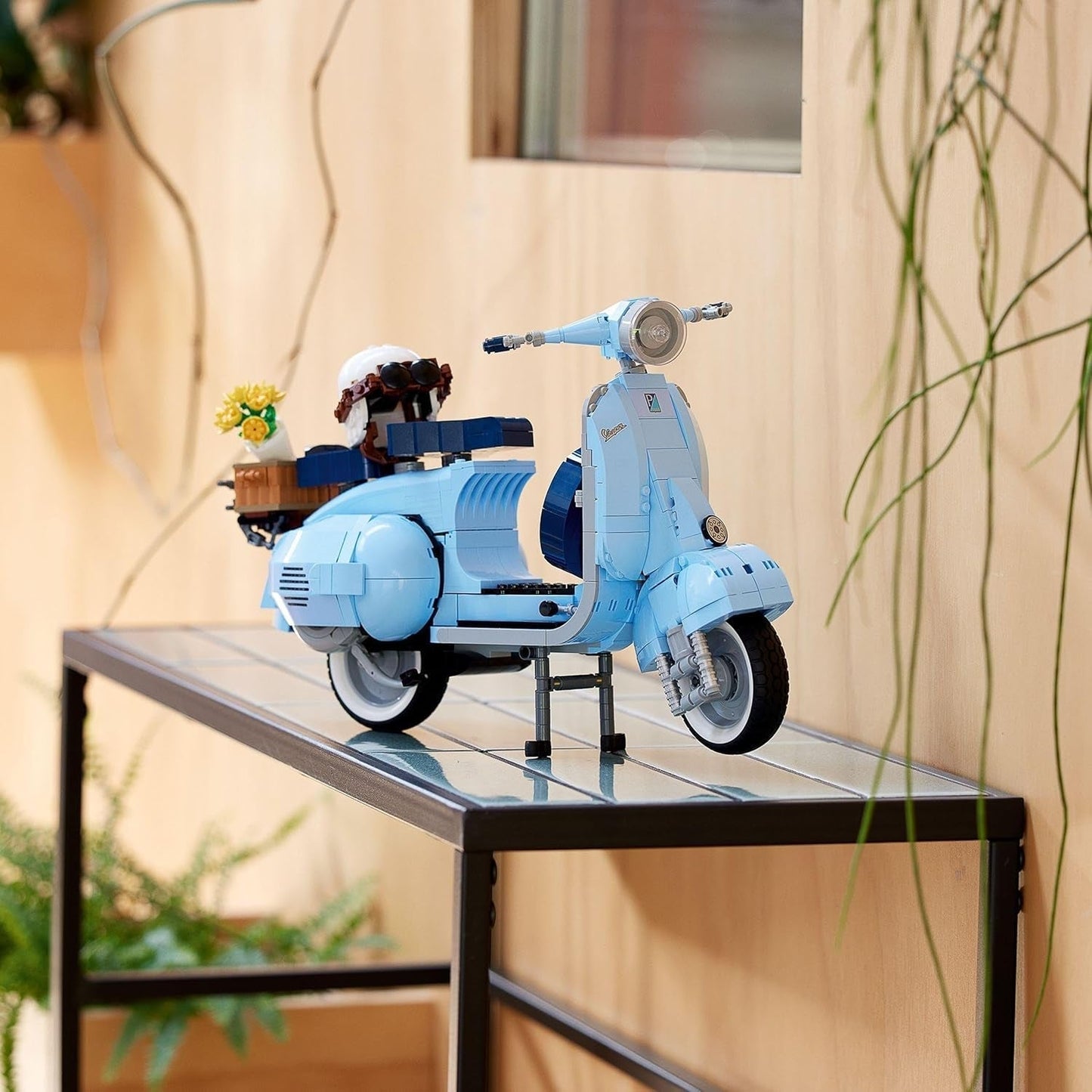 LEGO Icons Vespa 125, bygbar motorcykelmodel, vintage italiensk scooter, modelsæt til voksne, udstillingsstykke som værelsesindretning, gaver til kvinder og mænd 10298 byggesæt Besuche den LEGO-Store