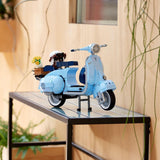LEGO Icons Vespa 125, bygbar motorcykelmodel, vintage italiensk scooter, modelsæt til voksne, udstillingsstykke som værelsesindretning, gaver til kvinder og mænd 10298 byggesæt Besuche den LEGO-Store