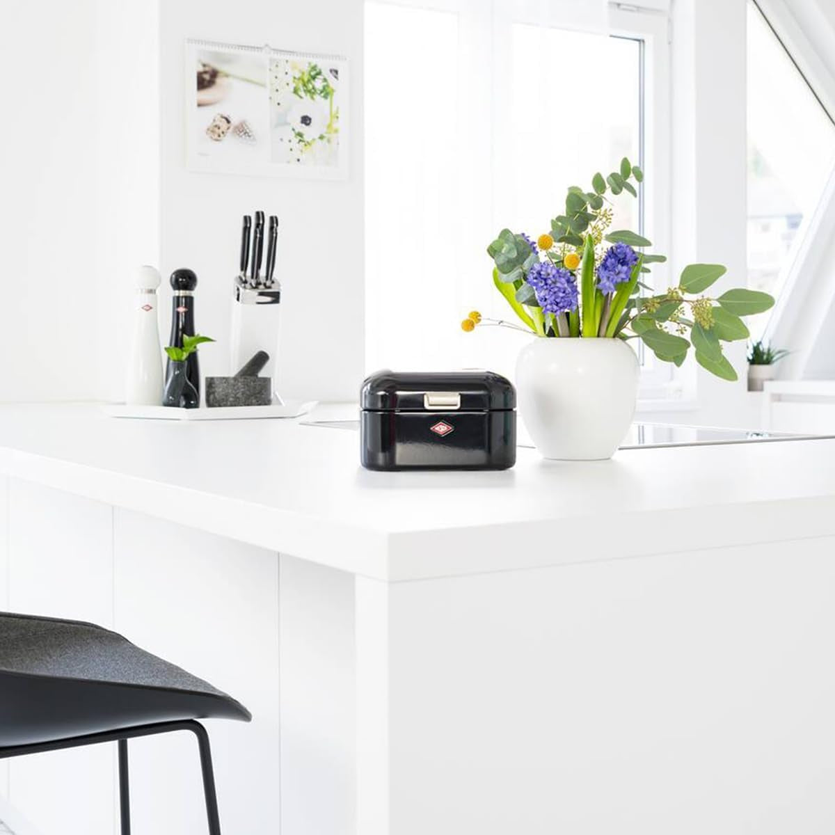 Wesco Mini Grandy brødbeholder i pink, pulverlakeret stålplade, ventilationshuller og robuste håndtag til opbevaring af madkasser Naty Shop