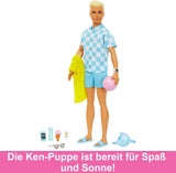 Barbie Ken - Blond dukke med blå skjorte og badeforklæde, strandtilbehør og badebold til kreativ leg, fra 3 år og opefter, HPL74