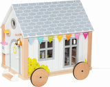 Goki 51477 - Lille Hygge træ- og tekstilhus til minidukker, bevægeligt dukkehus i skandinavisk stil, 38 cm x 27 cm x 33 cm, sæt med 40, 3+ dukkehuse Naty Shop