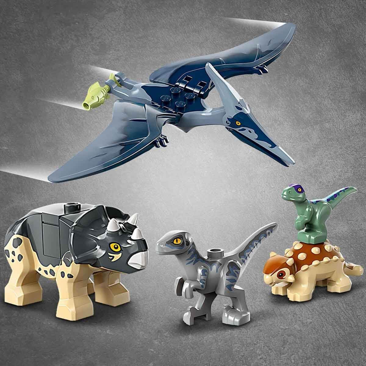 LEGO Jurassic World Rescue Center for Baby Dinosaurer, sæt med små dinosaurfigurer inklusive Triceratops, Ankylosaurus og Velociraptor, byggegave til drenge og piger fra 4 år 76963 Byggesæt Besuche den LEGO-Store