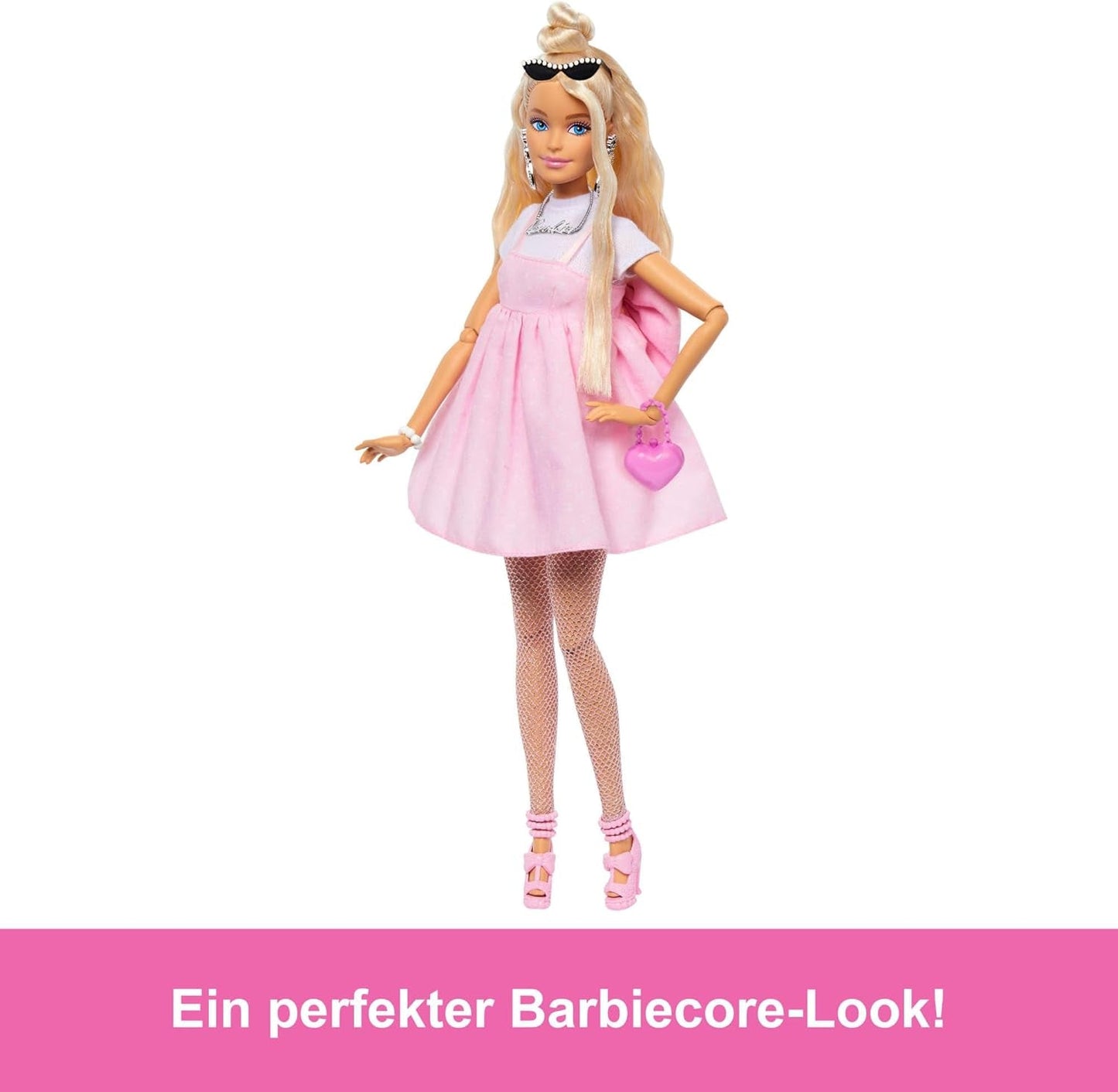 Barbie Doll Deluxe Style no. 3 med Barbiecore-outfit, blond hår i høj knold, pastellyserød kjole med overdimensioneret sløjfe og tilbehør som nettights, HYV27 Naty Shop Dolls