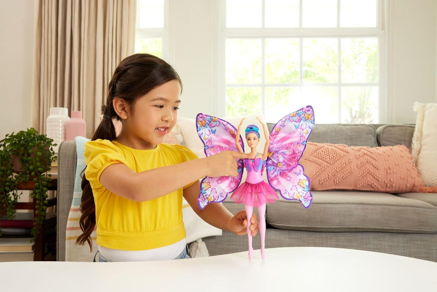 Barbie Dance And Flutter 2-i-1 danser-til-sommerfugl transformationsdukke med åbne vinger, lilla hår, hårsmykker og aftagelig tutu, HXJ10 Naty Shop-dukker