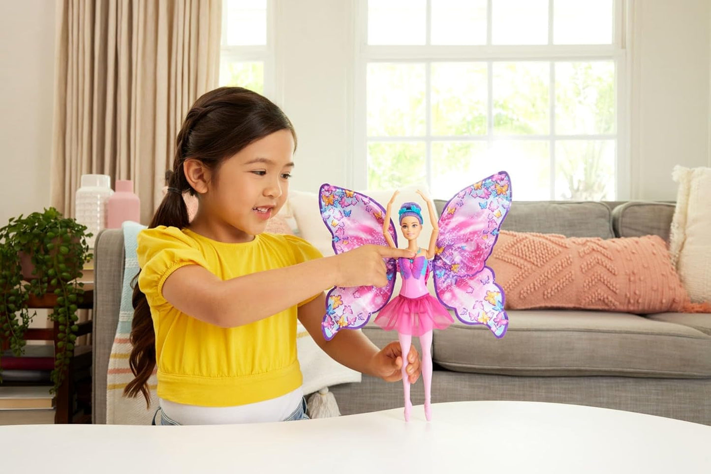 Barbie Dancer and Butterfly 2-i-1 transformerer danser til sommerfugl med åbne vinger, lilla hår, hårtilbehør og aftagelig tutu, HXJ10