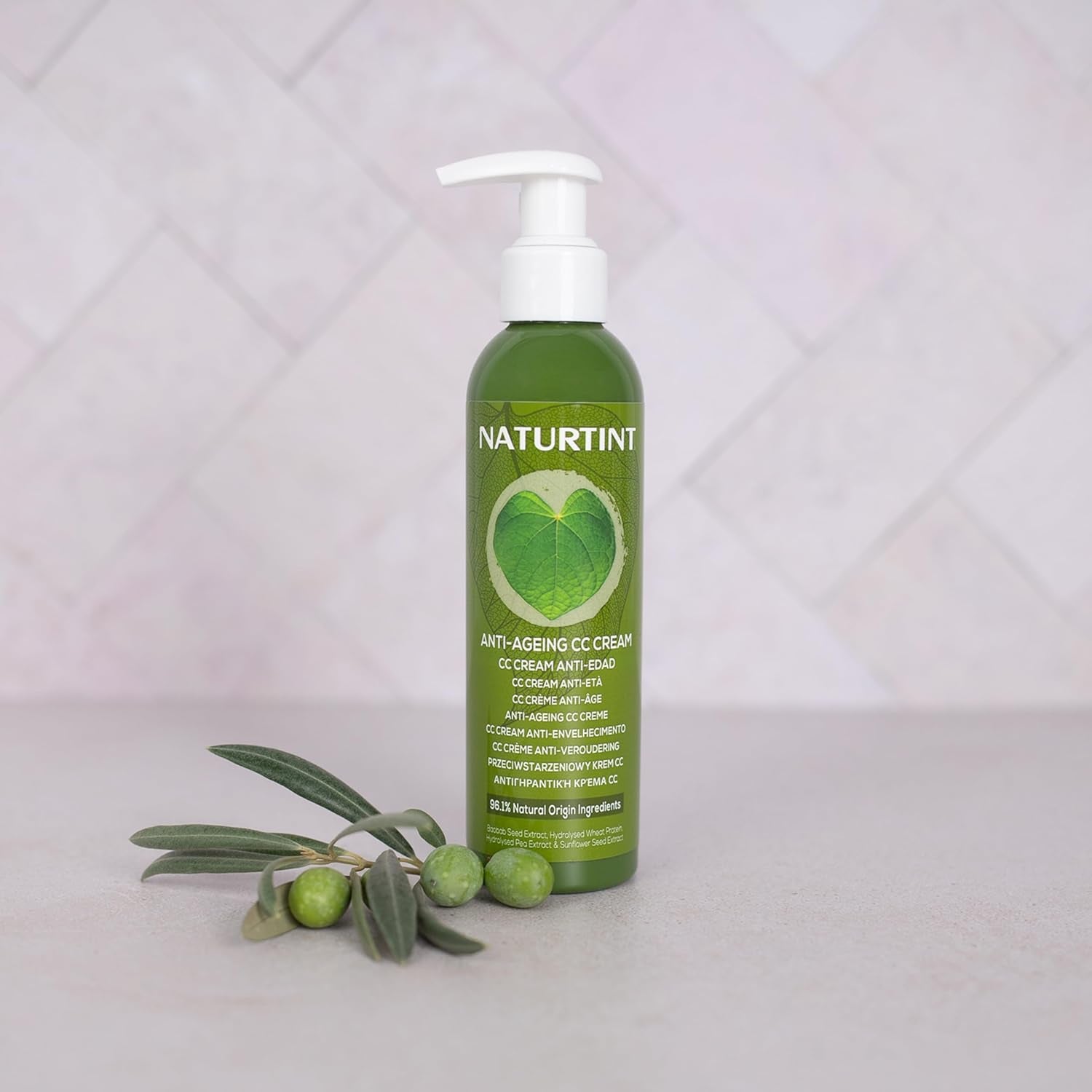 Naturlig farvetone CC Cream. Ingen skylle hårmaske. Til tørt og beskadiget hår. Reparerer og fugter. 96% naturlige ingredienser. 200 ml Naty Shop hårmaske