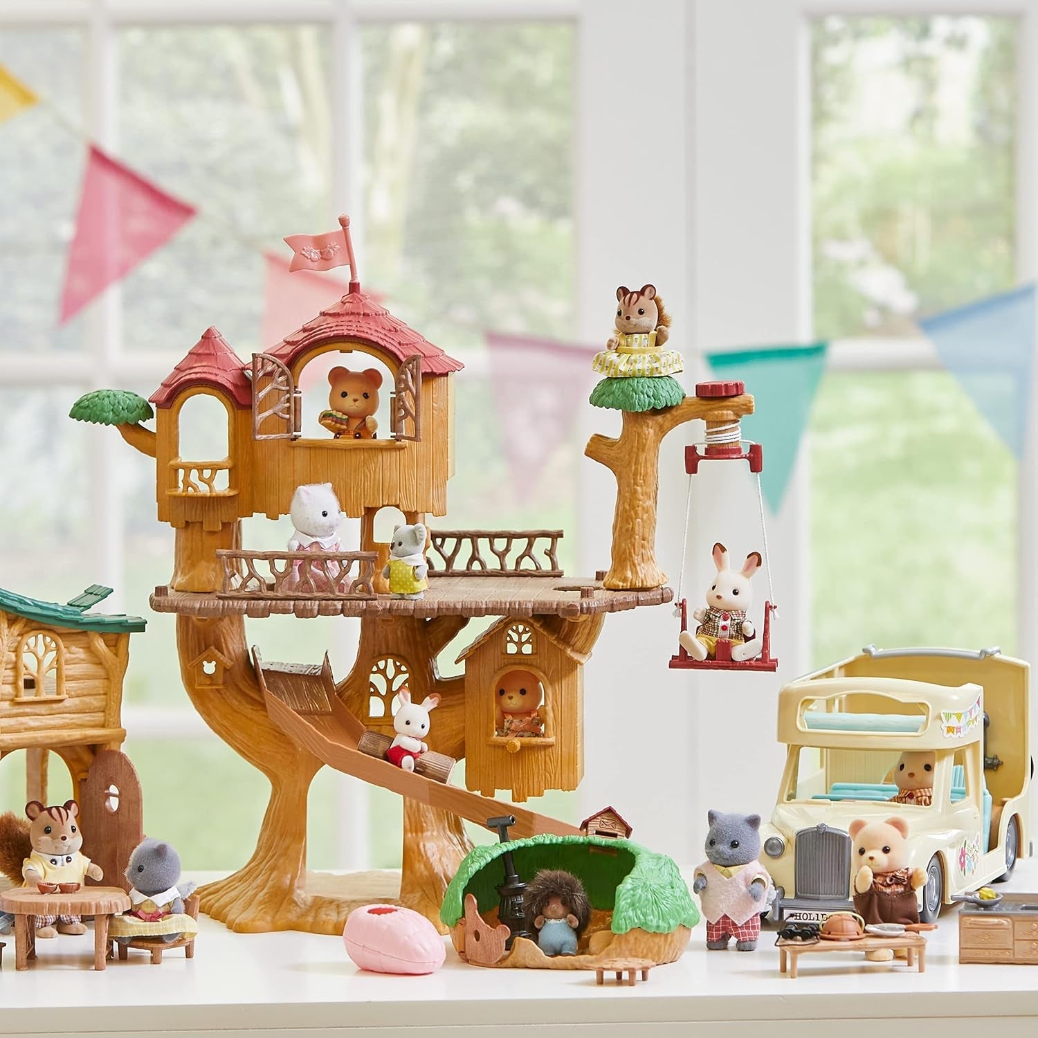 Sylvanian Families 5494 Træhytte med eventyr - Dukkehus-legesæt