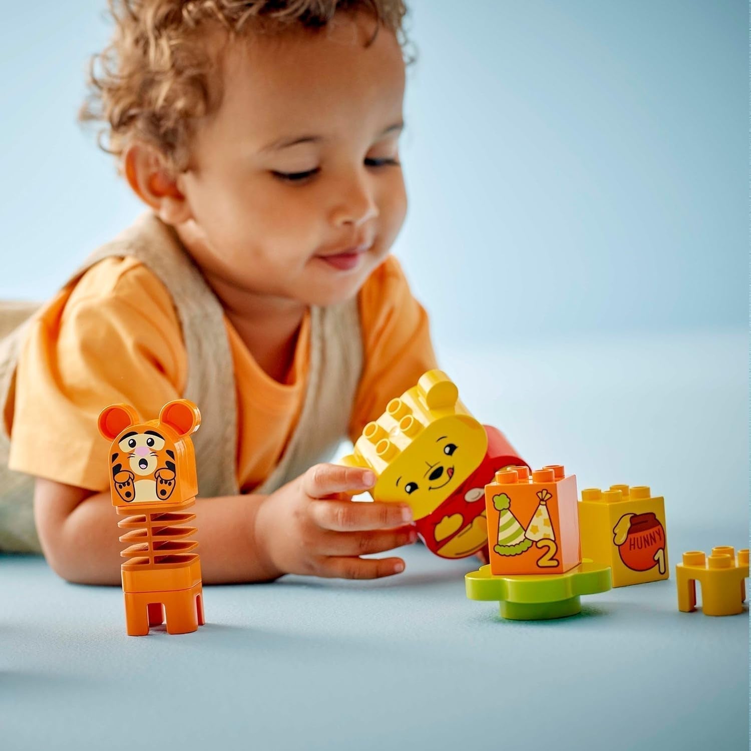 LEGO DUPLO - Disney Plys's fødselsdagsfest - pædagogisk legetøj til førskolebørn - sæt med 3 minifigurer inklusive Peter Plys, Tigger og Gris - gaveidé til drenge og piger fra 1,5 år 10457 Beuche byggesæt den LEGO-Store