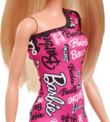 Moderigtig Barbie-dukke med glat blond hår i en pink aftagelig en-skulder kjole og sko med trykt logo, HRH07
