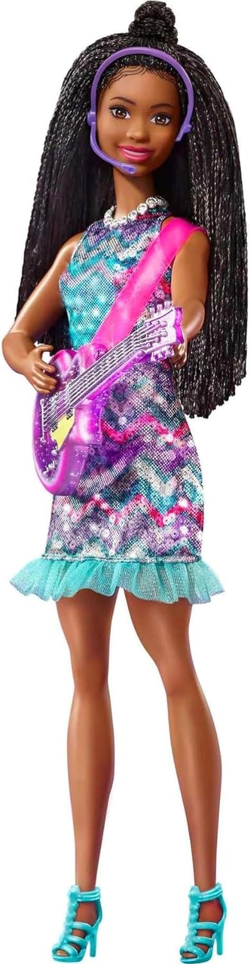 Barbie GYJ22 - Bühne frei für große Träume Brooklyn Puppe (ca. 30 cm, brunt hår) med Melodien aus dem Film, Lichtern, Mikrofon og tilbehør, Geschenk für Kinder ab 3 Jahren