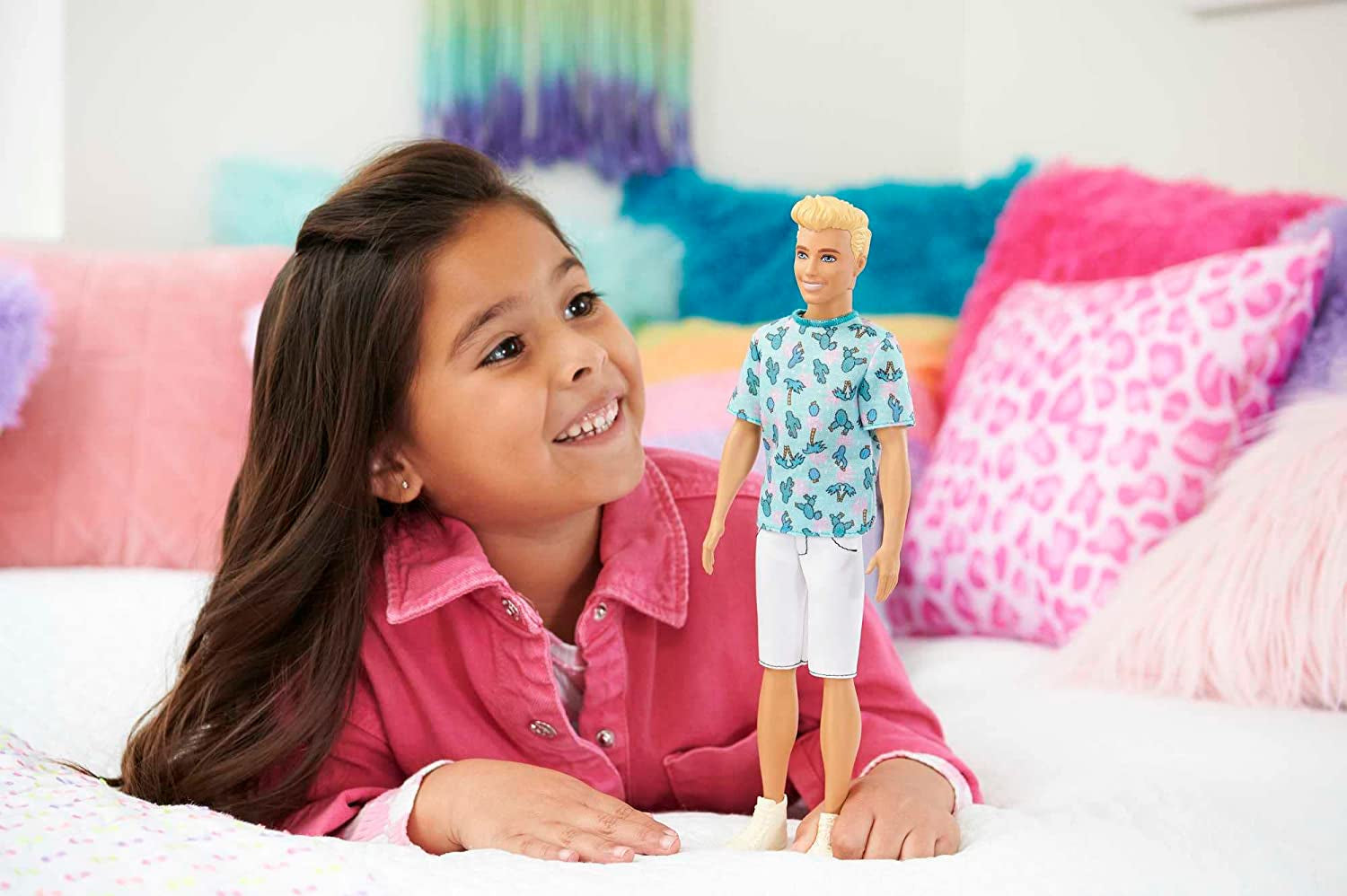 Barbie Ken Fashionistas Dukke - T-shirt med kaktus og palmetryk, hvide shorts og sneakers, perfekt til eventyr med venner og gåture rundt i byen, til børn fra 3 år og opefter, HJT10 Naty Shop Dolls
