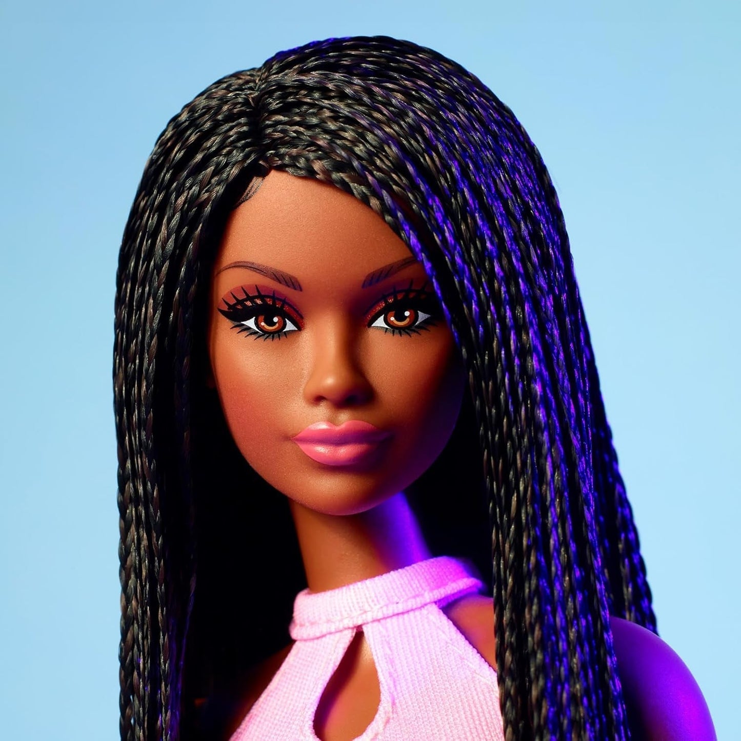 Barbie Looks dukke, samlerfigur nr. 21 med flettet sort hår og moderne Y2K mode, pink grime top og imiteret læder nederdel med støvler, HRM13 Naty Shop Dolls