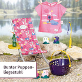 BABY born 832790 Weekend Fishing - Fiskedukke-tilbehørssæt med solseng med levende print, sidebord, glas, kurv, ællinger og fiskestang og pink lang skjorte, Pink