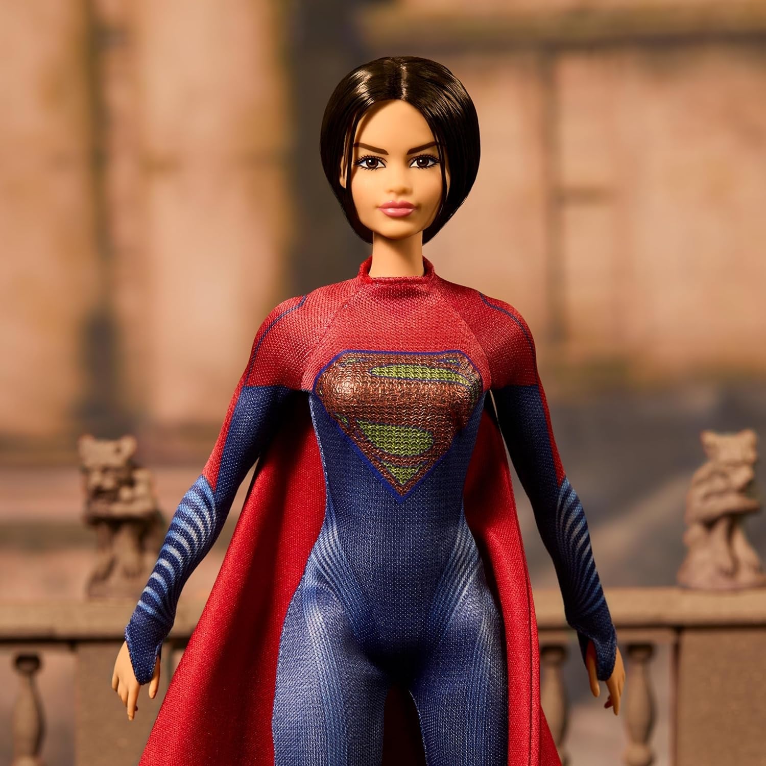 Barbie Supergirl Puppe, Sammlerpuppe fra dem Flash Movie Wearing Red and Blue Anzug mit Umhang, Puppenständer enthalten
