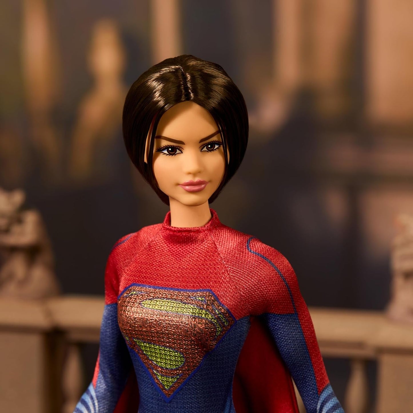 Barbie Supergirl Puppe, Sammlerpuppe fra dem Flash Movie Wearing Red and Blue Anzug mit Umhang, Puppenständer enthalten