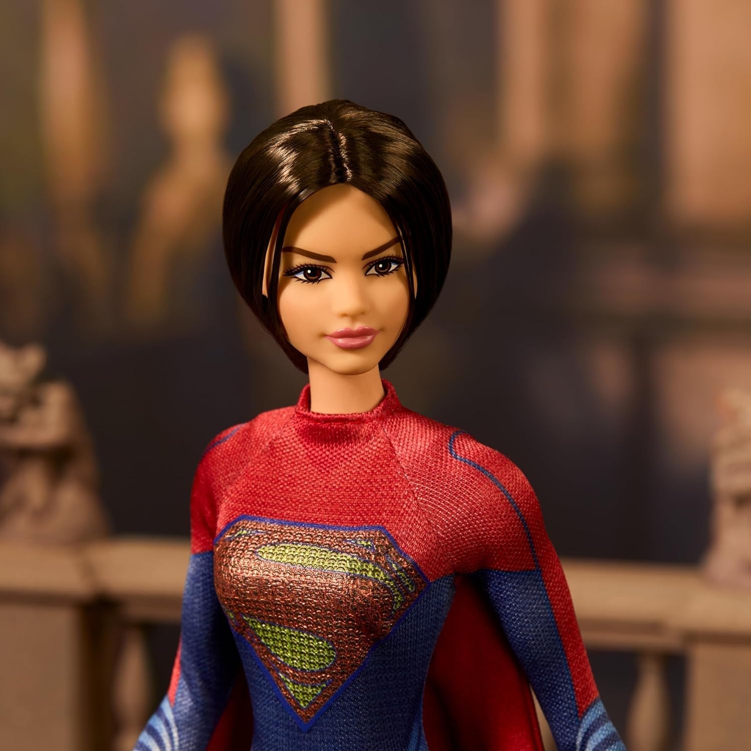 Barbie Supergirl Puppe, Sammlerpuppe fra dem Flash Movie Wearing Red and Blue Anzug mit Umhang, Puppenständer enthalten
