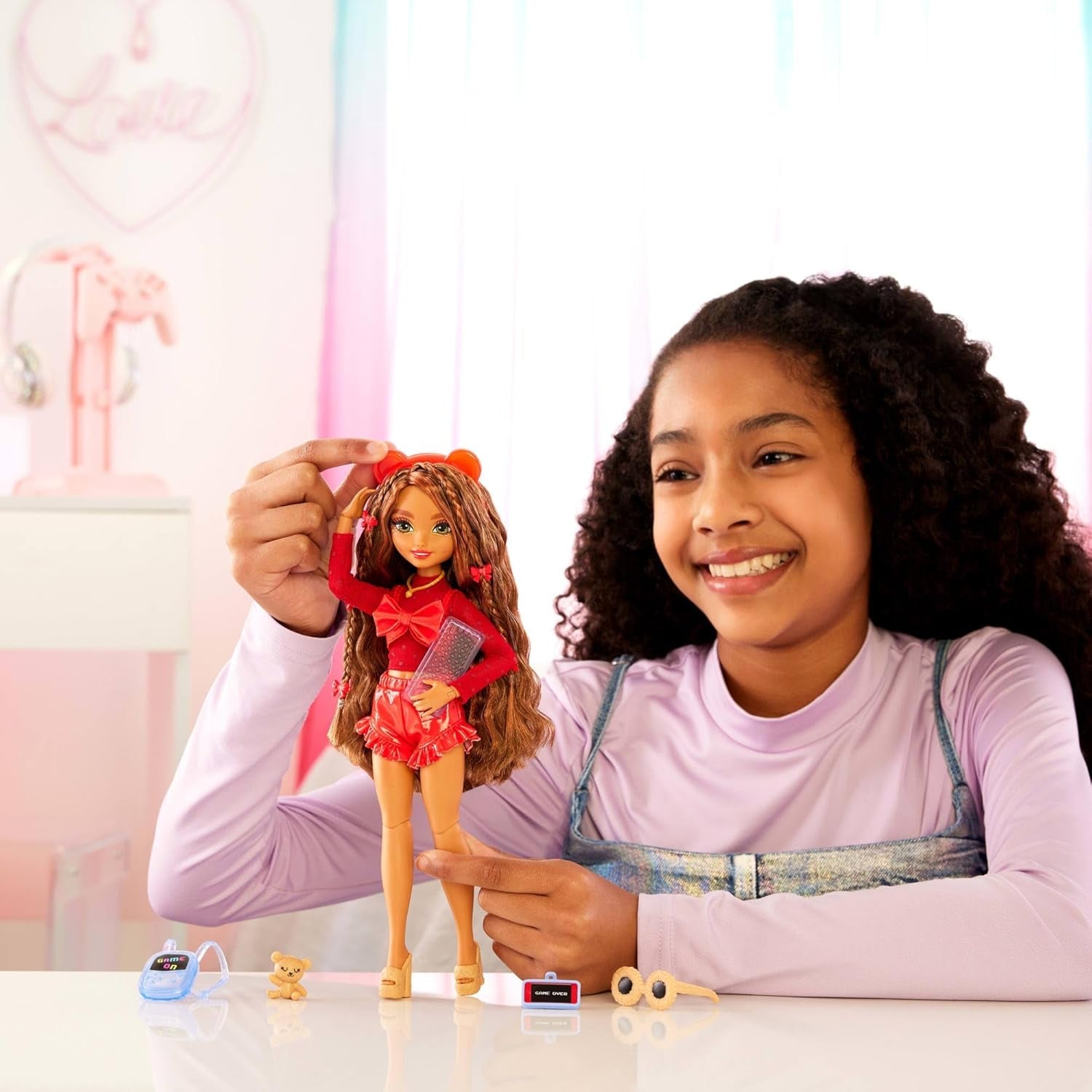 Barbie Dream Besties dukke og tilbehør, bevægelig Teresa-modedukke med brunt hår og hårspænder, 10 stykker videospilstema, HYC23 Naty Shop-dukker