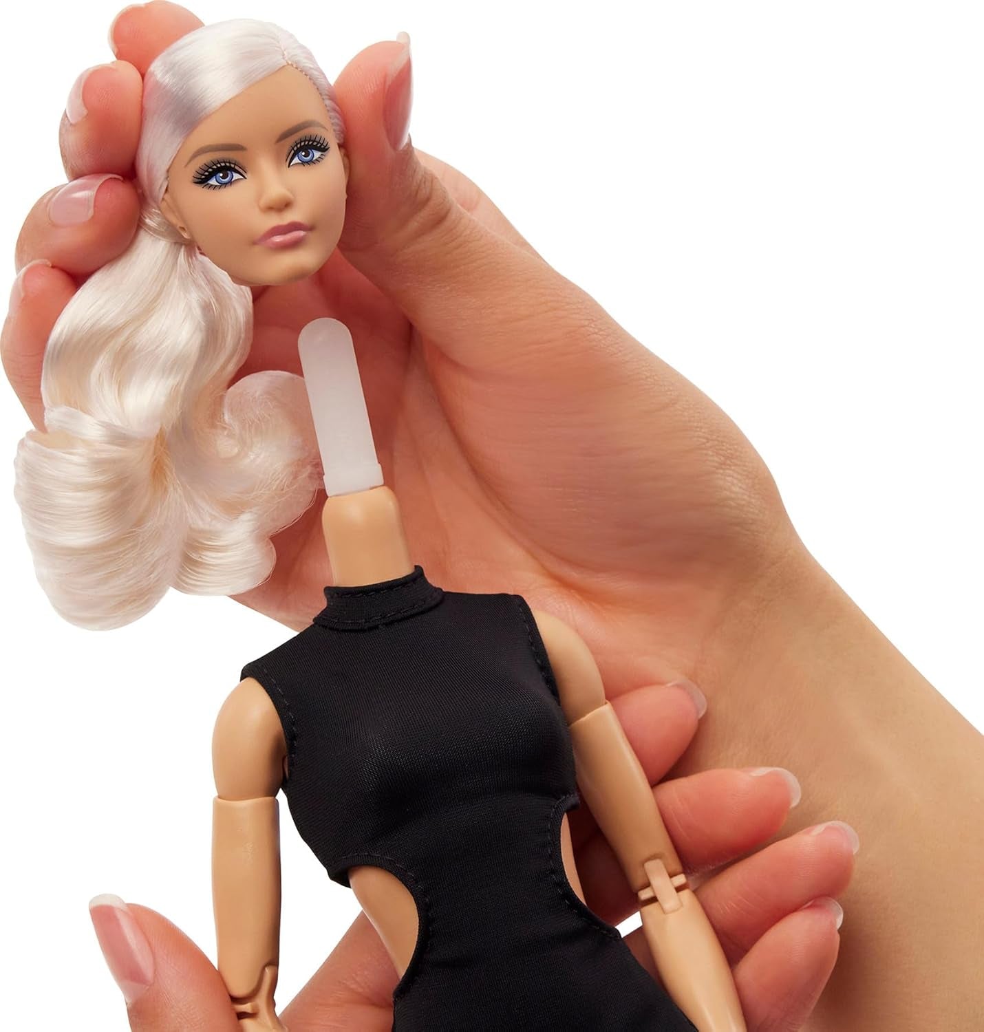 Barbie Basics Model 2 samlerdukke med blond hår, sort minikjole og gladiatorstøvler, One Size Fit All Fashion, Ledkrop og udskifteligt hoved, JBH71