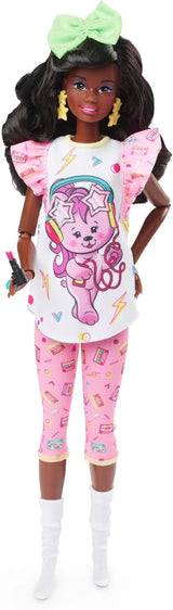 Barbie Rewind - 80'er stil nostalgisk samlerfigur med lækkert hår og outfit, Inkluderer TV, popcorn og telefon, til fans og samlere, HJX19
