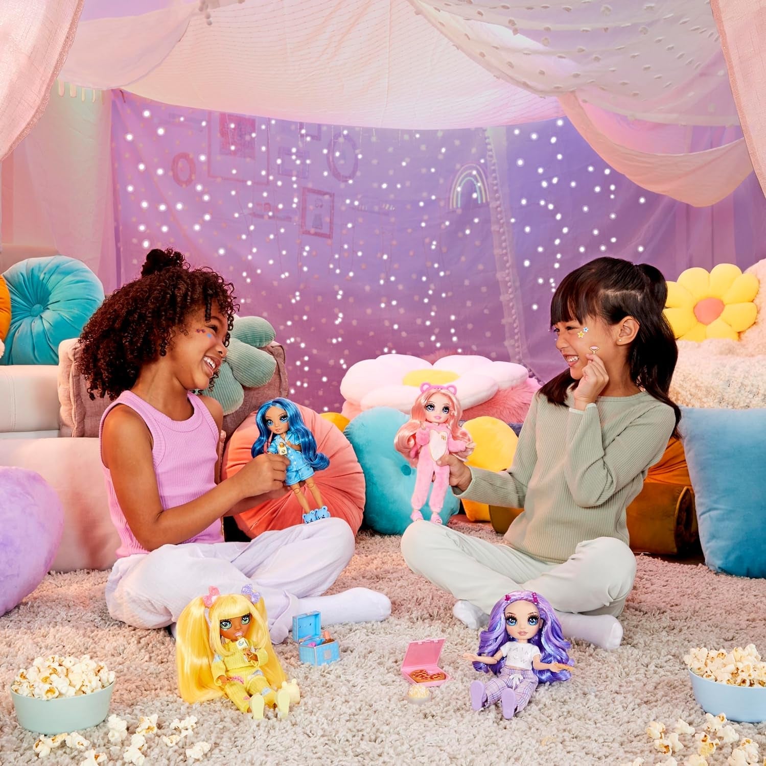 Rainbow High Junior High PJ Party Doll - Violet - 22 cm med blød jumpsuit, hjemmesko og legetilbehør - Børnelegetøj - Ideel til 4-12 år