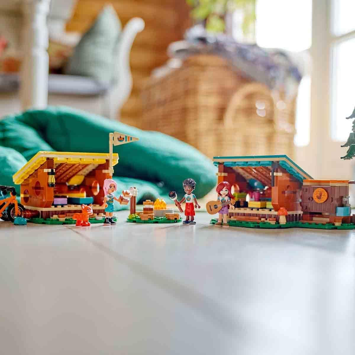 LEGO Friends hyggelige hytter på eventyrlejr, udendørs rollelegesæt, børnelegetøj til piger og drenge fra 7 år med 3 figurer og ræv, campinglegetøj 42624 Byggesæt Besuche den LEGO-Store