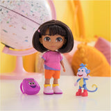 DORA - Best Friend Doll - Størrelse 22cm, med kambart hår, taske og abestøvler, kendt fra den populære tv-serie, til børn fra 3 år og opefter