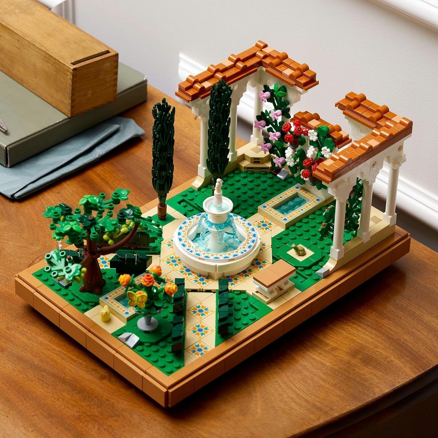LEGO Icons Fountain Garden - Miniature byggesæt til voksne med blade, cypresser, træer, vinstokke, blomster - Kreativ fødselsdagsgave idé, housewarming gave til kvinder, mænd - 10359 Byggesæt Beuche den LEGO-Store