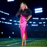 BARBIE Keeley Jones - Ted Lasso inspireret samlerdukke, Hot Pink Silk Midi-kjole, Guld høje hæle, Black Cape, Gold Hoop Øreringe, Pink Taske, For Ages 3+, HJW92