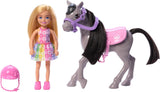 Barbie Chelsea og ponydukke og ponyer - Rid under leg for at sidde sikkert på hesten, lyserød sadel og stænger, inkluderer hjelm og sød plaidkjole, fra 3 år og opefter, HTK29 Naty Shop-dukker