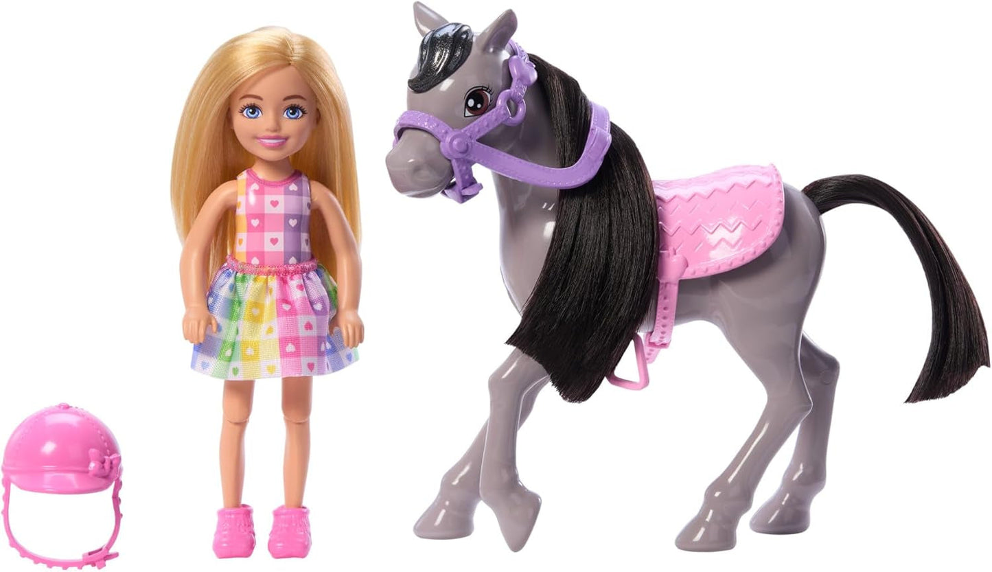Chelsea og ponyer Barbie Doll - Spænd op til leg og kør sikkert, lyserød sadel og trin, inkluderer hjelm og sød plaidkjole, fra 3 år og opefter, HTK29
