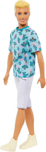 Barbie Ken Fashionistas Dukke - T-shirt med kaktus og palmetryk, hvide shorts og sneakers, perfekt til eventyr med venner og gåture rundt i byen, til børn fra 3 år og opefter, HJT10 Naty Shop Dolls