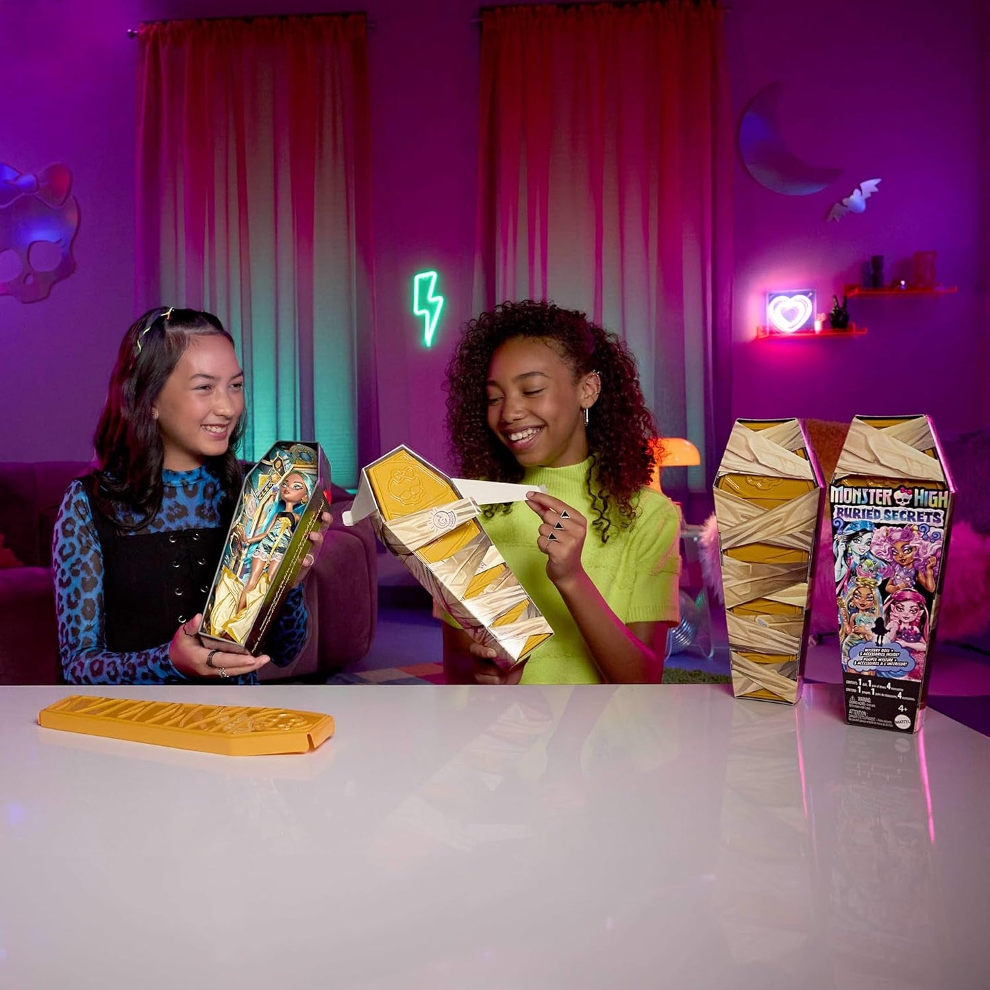 Monster High Buried Secrets Dukker og tilbehør, Hyggeligt Creepover-tema med en Mystery Doll og 5 Unboxing Surprises (tallene kan variere), HYV64