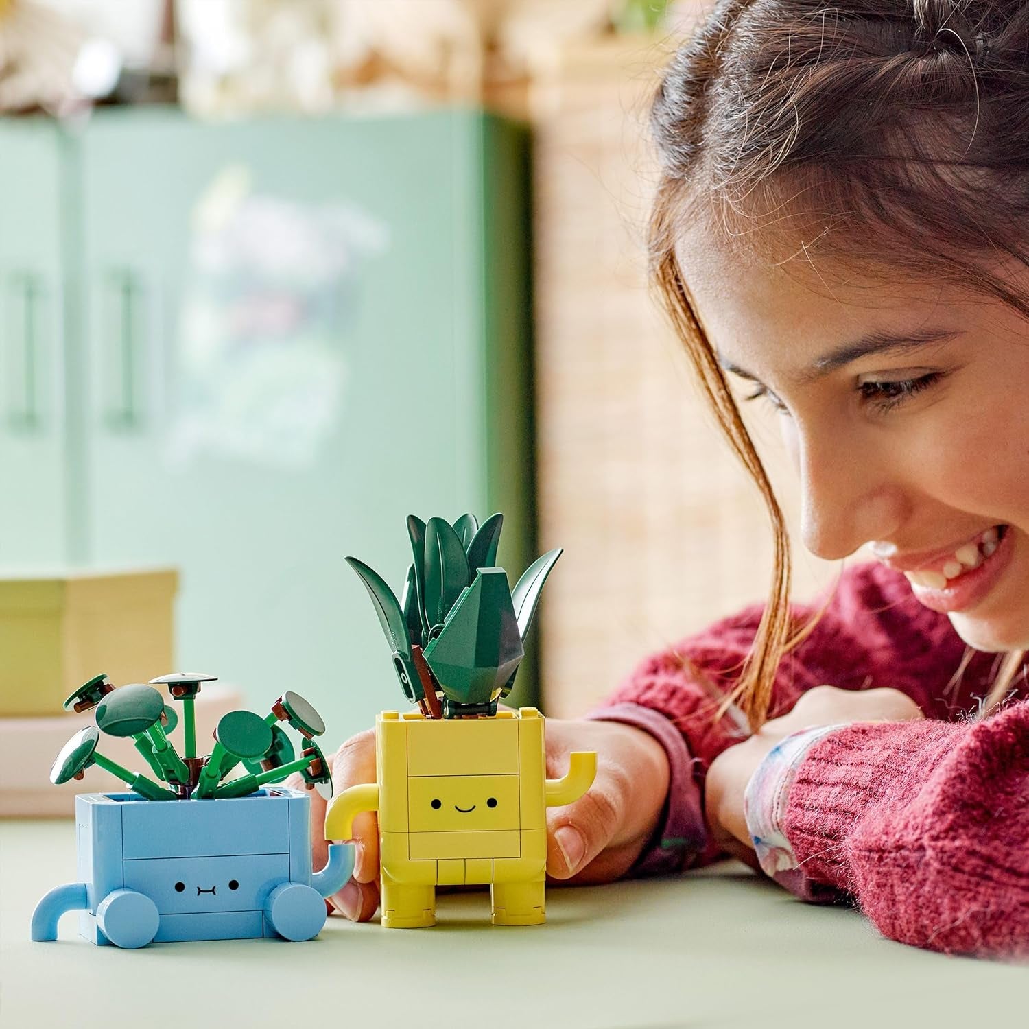 LEGO Botanicals Happy Plants - DIY sæt til børn med 2 kunstige blomster og 2 farverige urtepotter med tegneserieansigter - Gaveidé til piger fra 9 år - 10349 Besuche byggesæt den LEGO-Store
