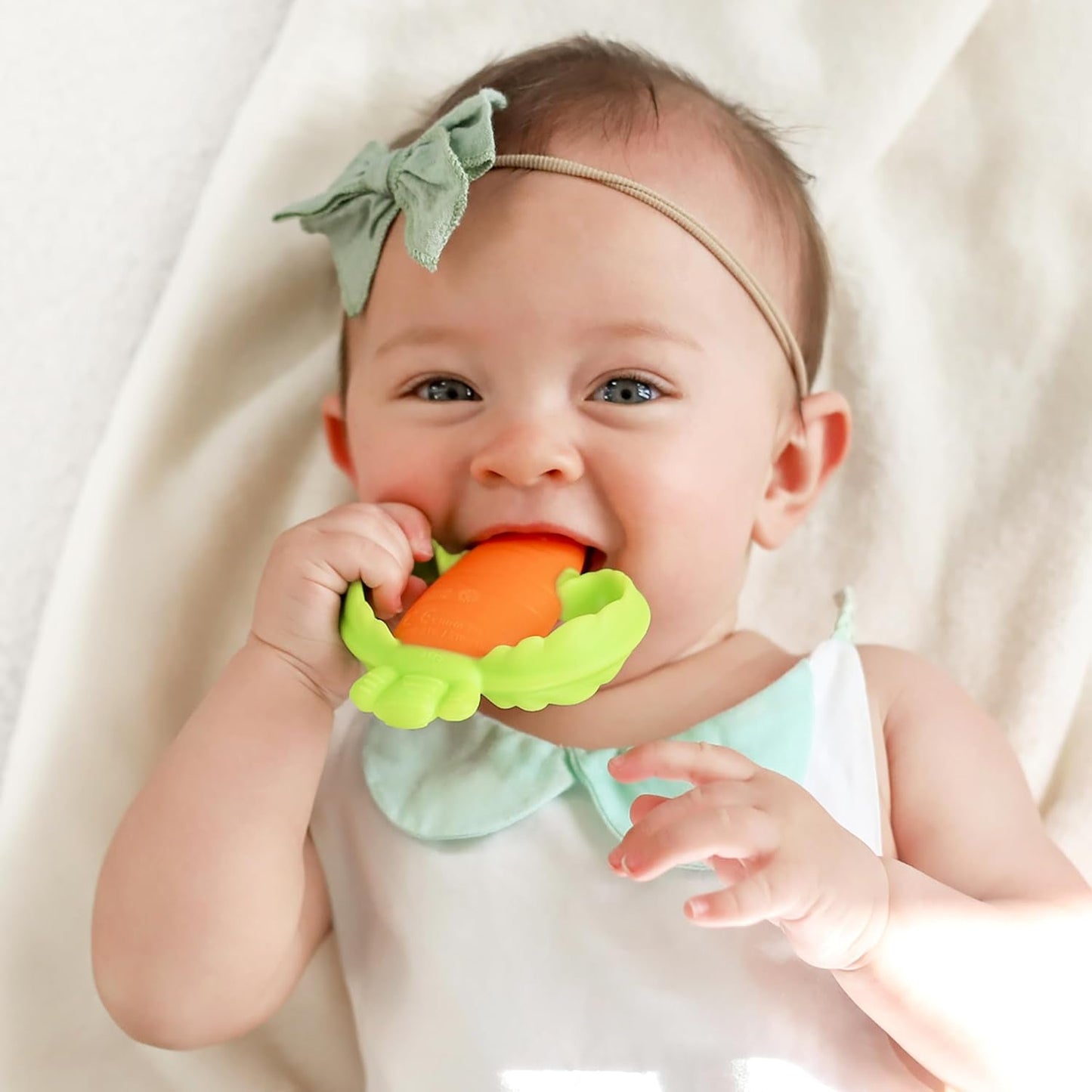 Infantino Lil' Nibbles, tekstureret silikonebider, BPA-fri babybitring, blødt, let at holde, sansestimulering til spædbørn, gulerod