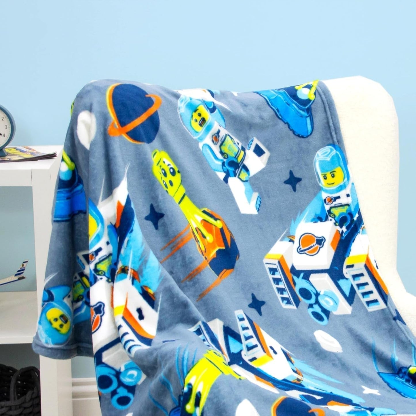 Character World Official Lego® City Fleece-tæppe, Superblødt, Varmt Blåt Throw, Cityspace Design, Perfekt til soveværelser, camping og sove, 100 X 150 Cm senge og tæpper Besuche den Character World-Store