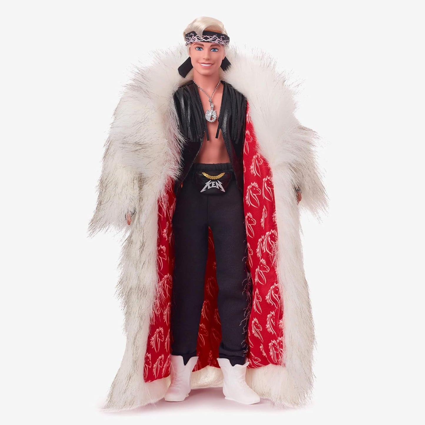 Barbie The Movie Collectible Ken Dukke iført stor kunstpelsfrakke og sort frynsevest med bandana, HRF31