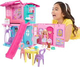 Barbie Chelsea dukkehus med 15+ tilbehør, pop-up-hus udvides til over 42 x 33 cm med 5 legeområder og en rutsjebane, med en lille dukke og en hund, JFW49