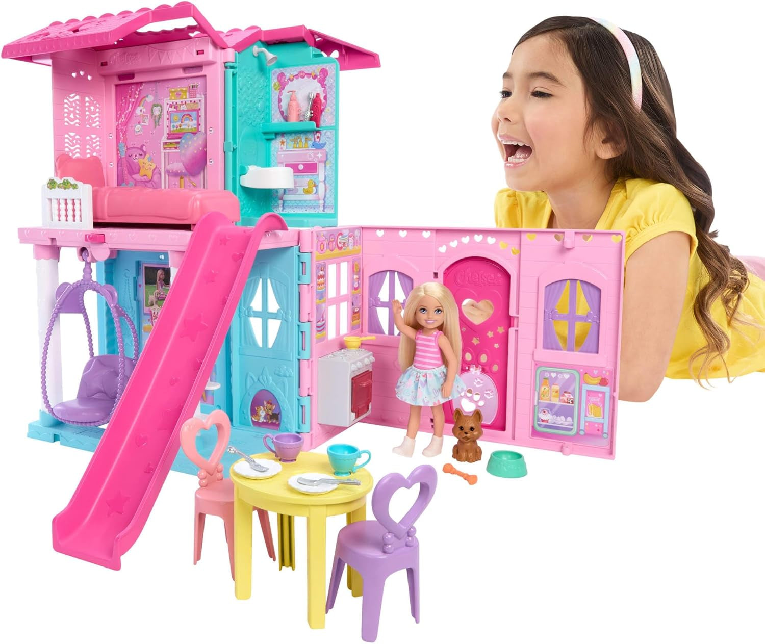 Barbie Chelsea dukkehus med 15+ tilbehør, pop-up-hus udvides til over 42 x 33 cm med 5 legeområder og en rutsjebane, med en lille dukke og en hund, JFW49
