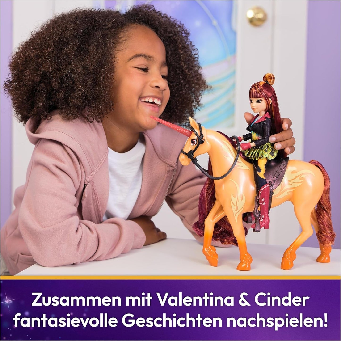 Unicorn Academy Valentina Doll - den originale dukke fra den populære Netflix-serie, er 24 cm høj og har 5 tilbehør til fantasifuldt rollespil, til børn fra 4 år og opefter