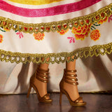 Barbie Signature Day of the Dead 2025 dukke-samlerfigur i cremefarvet kjole med flæser, morgenfruer og sløjfer, blomsterkrone i hår og Calavera-ansigtsmaling, JBJ05