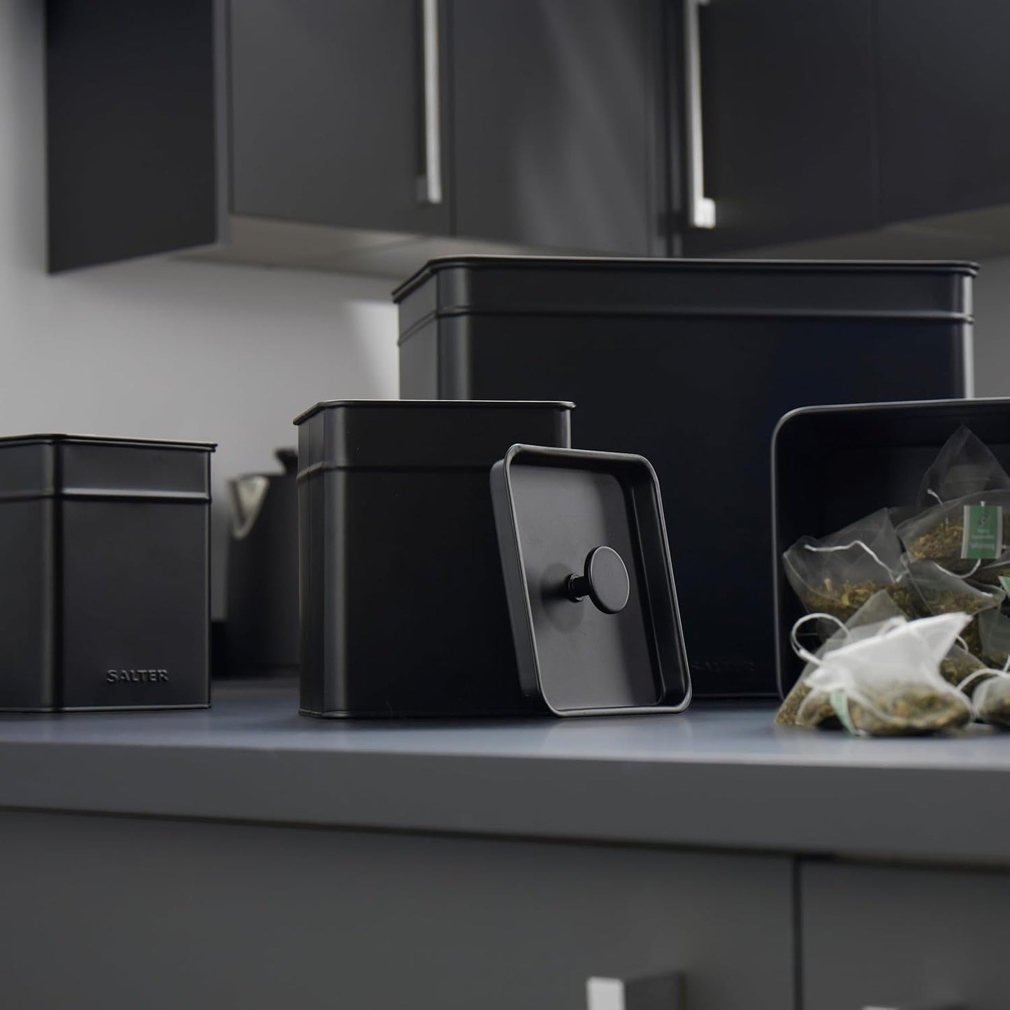 Salter BW12614EU7 Kuro Opbevaringsboks Sæt - 4 køkkenbeholdere Brød/te/kaffe/sukker Firkantede organiseringsæsker Let at rengøre Hold mad frisk Sort madopbevaringsbokse Naty Shop