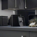 Salter BW12614EU7 Kuro Opbevaringsboks Sæt - 4 køkkenbeholdere Brød/te/kaffe/sukker Firkantede organiseringsæsker Let at rengøre Hold mad frisk Sort madopbevaringsbokse Naty Shop