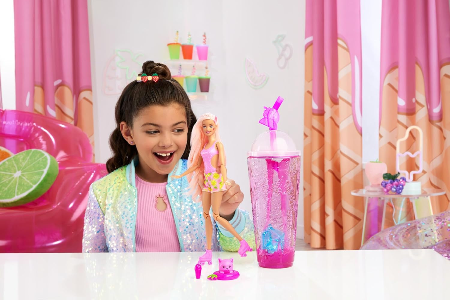 Barbie Pop Reveal Fruit - Overraskelsesdukker med 8 frugtige overraskelser, inklusive en positionerbar jordbær-limonadeduft og en luftig hvalp i alderen 3+, HNW41