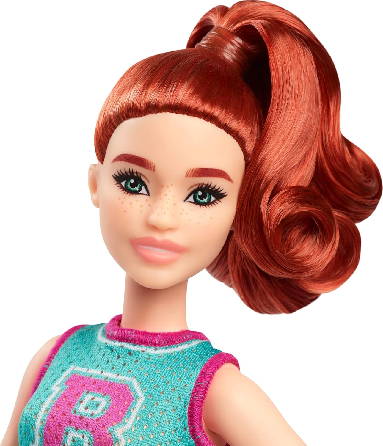 Barbie Fashionista dukke nr. 232 med rødt hår, B-print jersey sportstop, lilla plisseret nederdel, armbåndsur og sneakers, HYT90 Naty Shop Dolls