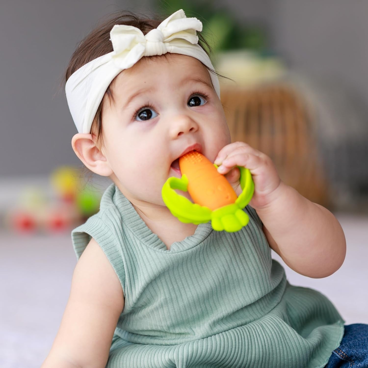 Infantino Lil' Nibbles, tekstureret silikonebider, BPA-fri babybitring, blødt, let at holde, sansestimulering til spædbørn, gulerod