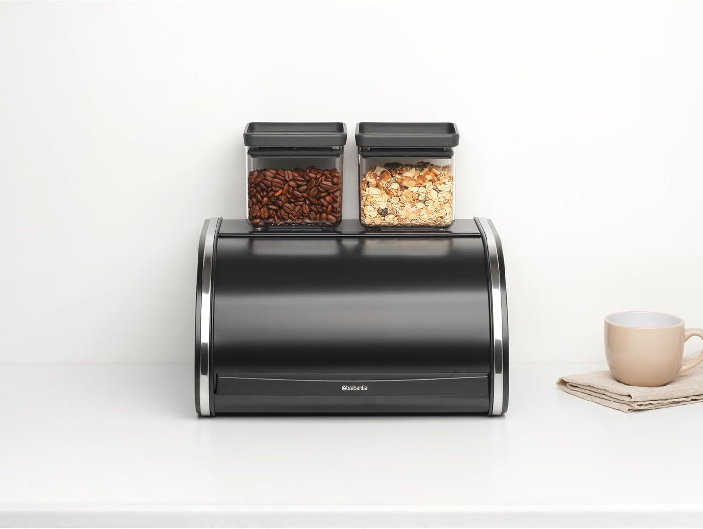 Brabantia rullebrødkasse - Kompakt bordpladeopbevaringsboks til brød, bagels og rundstykker med fladt låg, slidstærkt stål - mellemstørrelse - matsort Opbevaringsbokse til madvarer Naty Shop