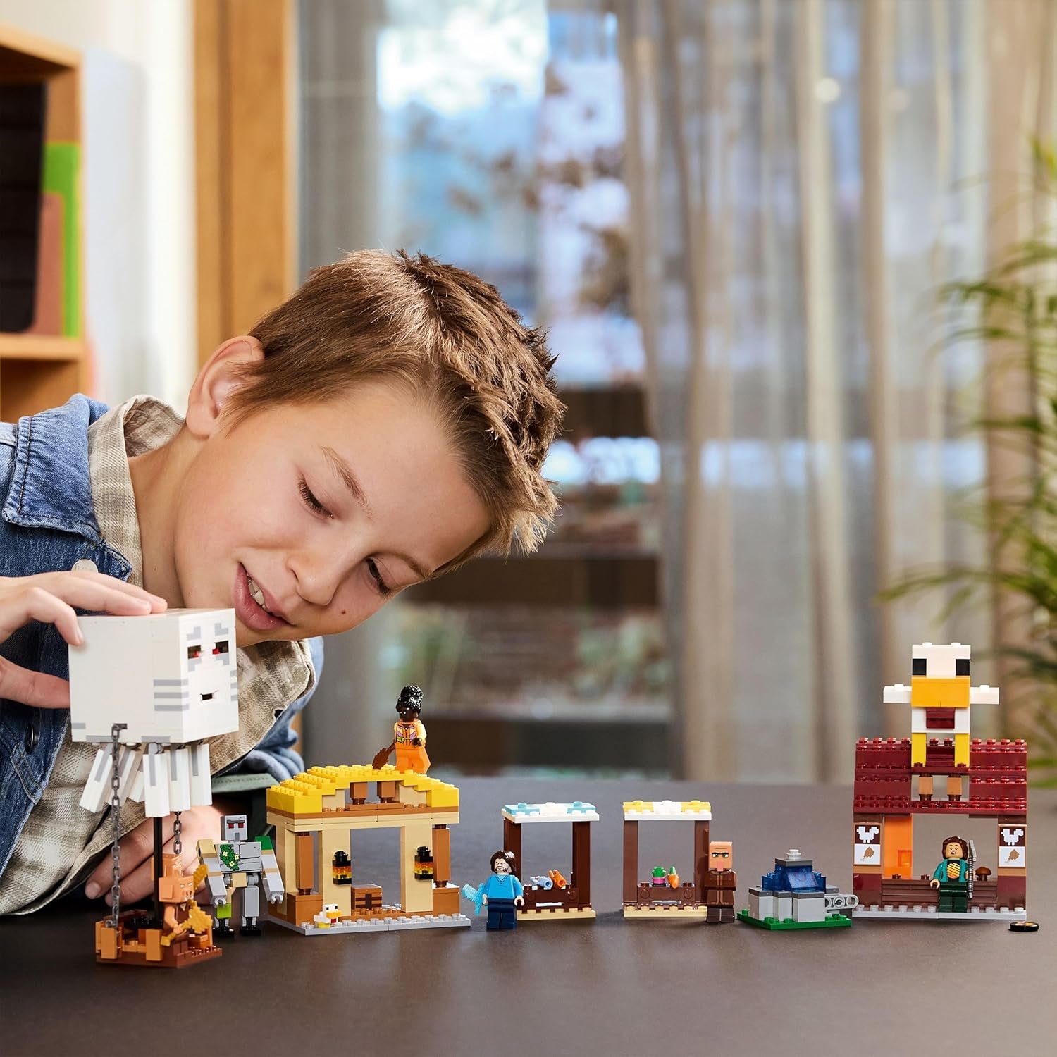 LEGO Minecraft Ghast Balloon Attack - Gamerlegetøj til børn - Videospilbyggesæt med hus, kylling og Golem - Filmvarer til drenge 10+ - 21273 Byggesæt Beuche den LEGO-Store
