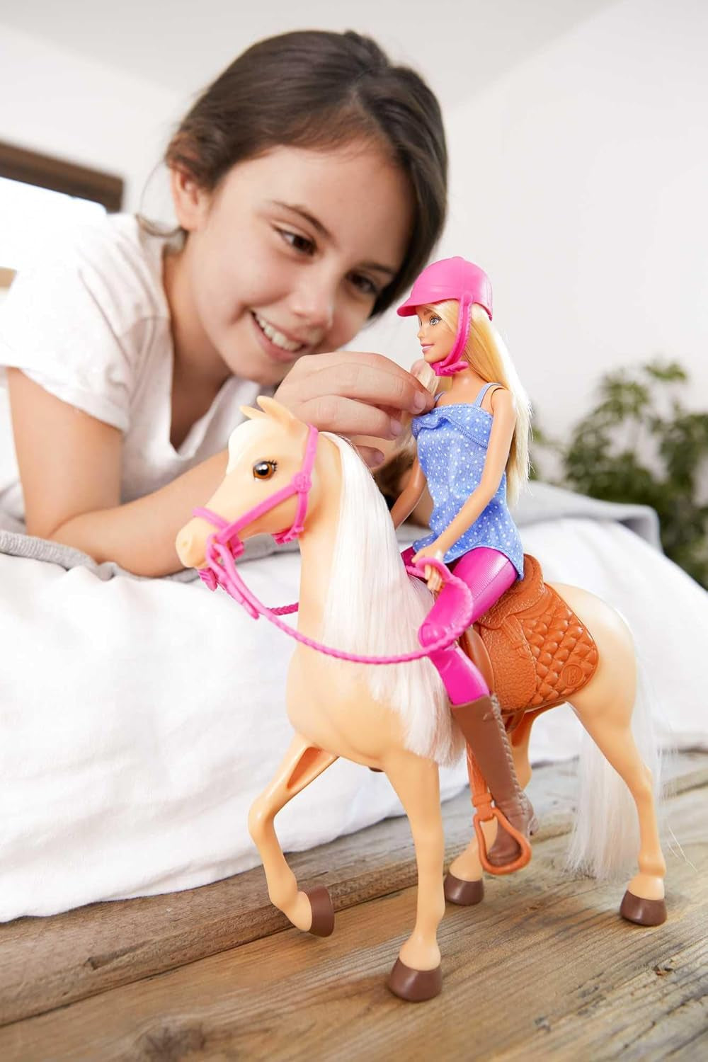 Barbie dukke og hestelegetøj, ridetilbehør, inkluderer 1 dukke og 1 hest, velegnet som gave til børn fra 3 år og derover, FXH13