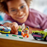 LEGO City Car Chase med politibil og muskelvogn, legetøjstog med 2 racerbiler, politigave til børn, drenge og piger fra 6 år, sæt med politimand og minifigurer Ganovin 60415 Byggesæt Besuche den LEGO-Store